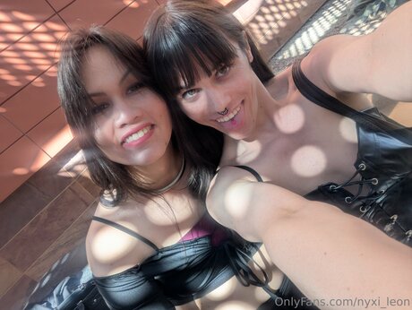 Nyxi Leon estrella hermosa galerías