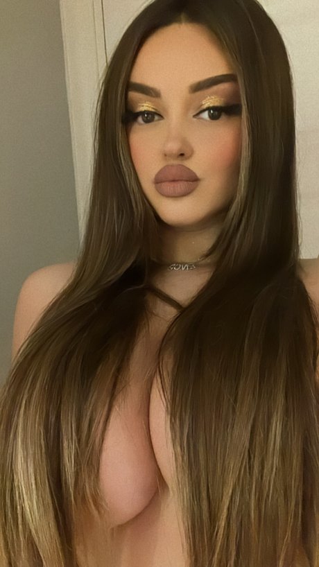 Encaofficial Enca Haxhia modèle joli image