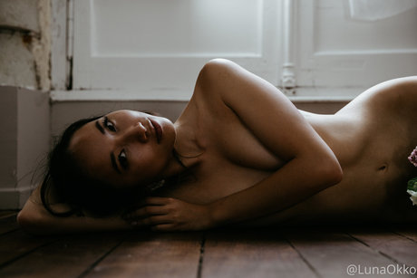 Luna Okko modelo pornografico foto