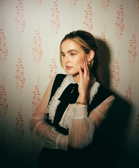 Zoey Deutch modelo superior archivo