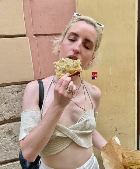 Zoe Lister Jones Miniatura