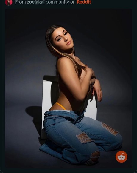 Zoe Jakaj art model photo