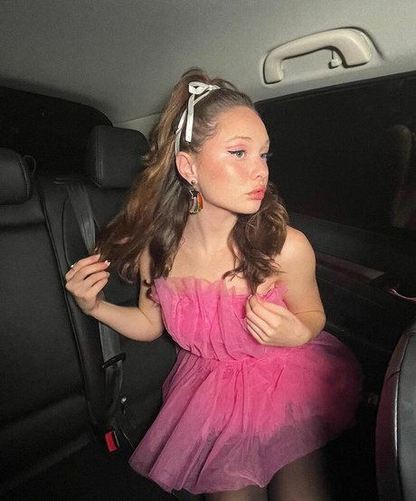 Zoe Colletti actriz atractiva imagen