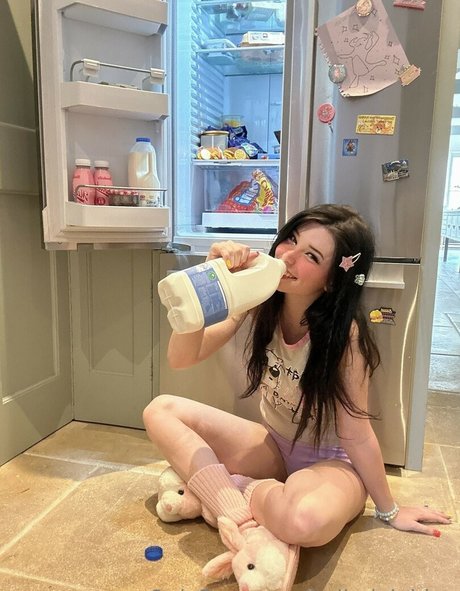Belle Delphine hot actress picture