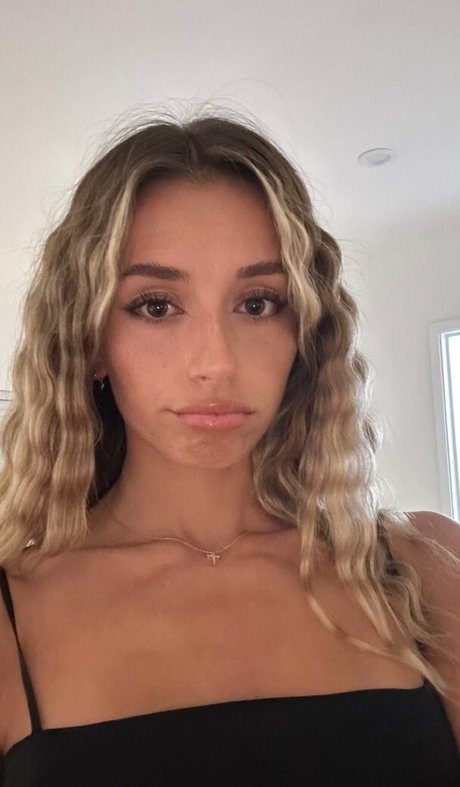 Sadie Mckenna actrice sexy images