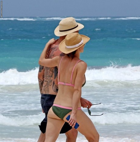 Whitney Cummings mannequin galeries