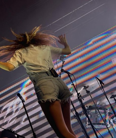Lauren Mayberry modèle nu photos