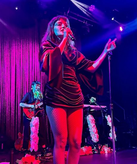 Lauren Mayberry modelo desnudos recopilación