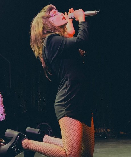 Lauren Mayberry modelo bonita archivo