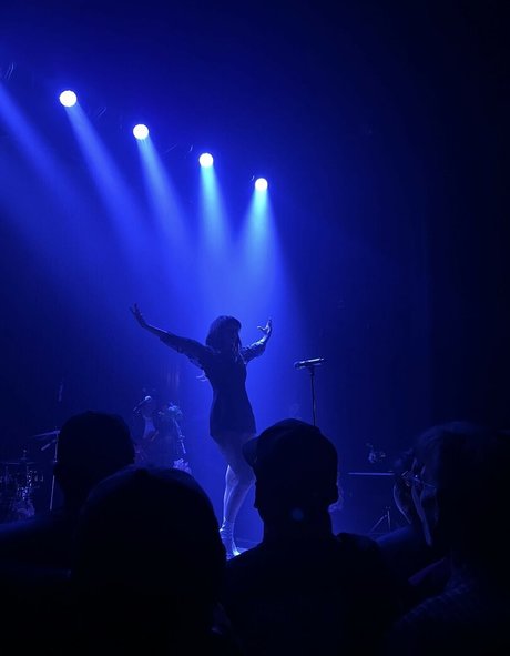 Lauren Mayberry modelo caliente foto