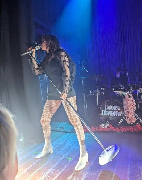 Lauren Mayberry modelo desnuda galería