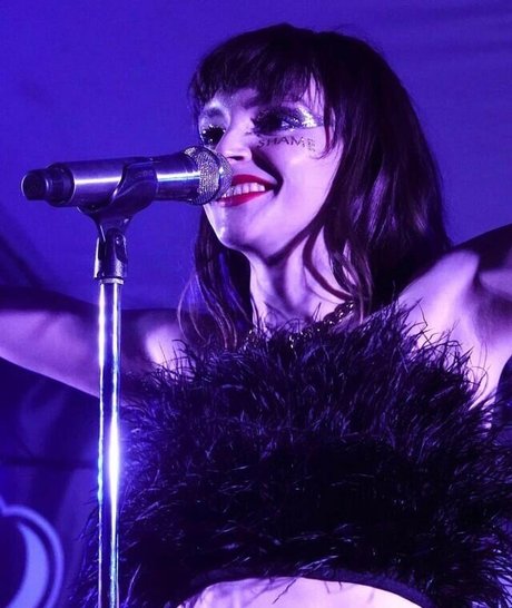 Lauren Mayberry actriz atractiva foto