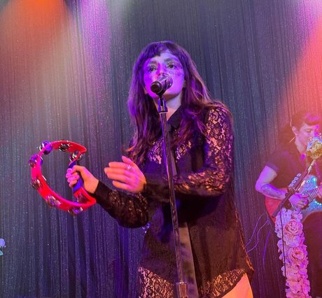 Lauren Mayberry xxx étoile images