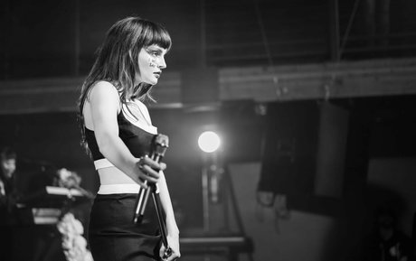 Lauren Mayberry estrella porno atractiva imágenes