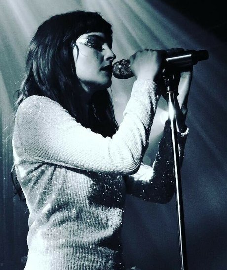 Lauren Mayberry actrice érotique image