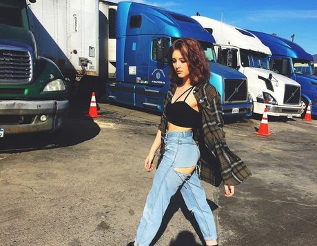 Willow Shields modelo de arte galería