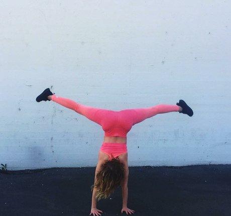 Willow Shields model erotic img