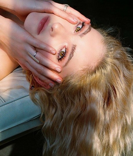 Willow Shields nus star du porno galerie