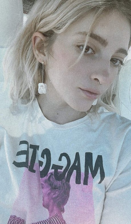 Willow Shields star naked pics