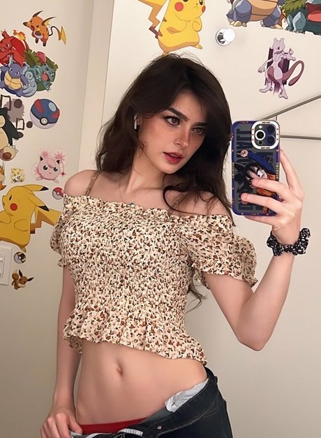 Aruuu étoile nue des photos