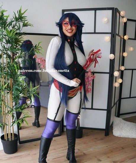 Julia Bayonetta modèle sexy img