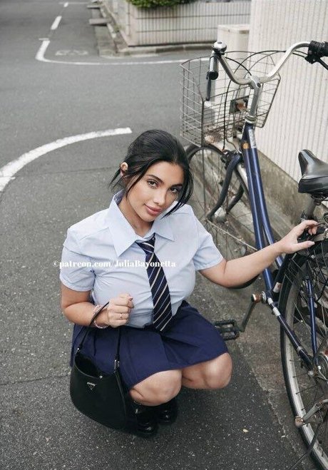 Julia Bayonetta estrella porno hermosa imágenes