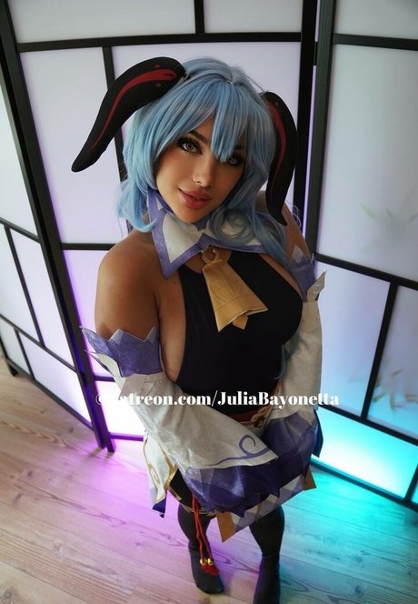 Julia Bayonetta actriz caliente recopilación