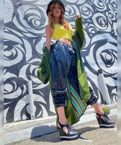 Katherine McNamara star du porno belle image