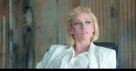 Katherine McNamara desnudos de estrellas galería