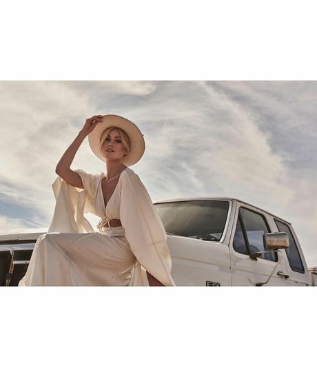 Katherine McNamara modelo caliente galería