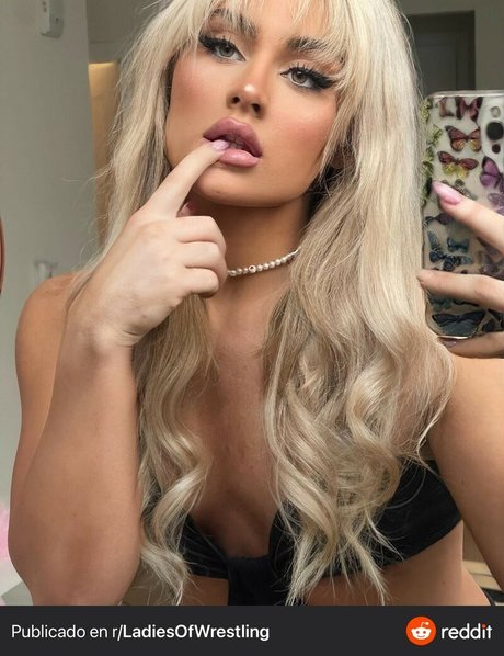 Tiffany Stratton nus étoiles collection