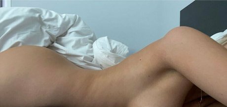 Lilyjordyn model nude picture