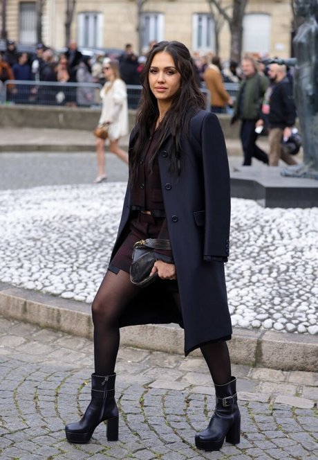 Jessica Alba modèle nu galerie