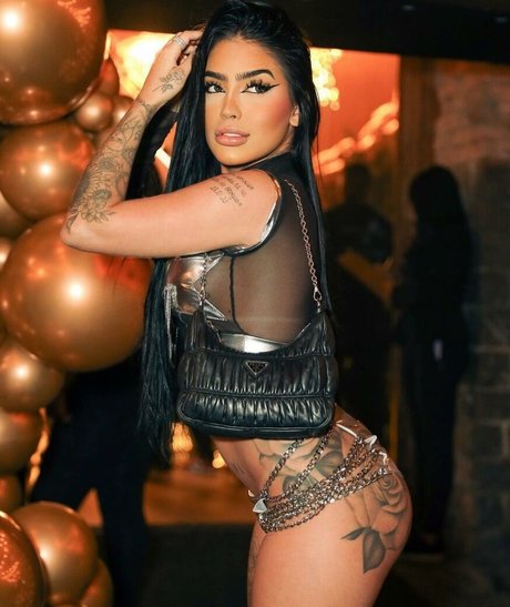 MC Mirella desnudos de estrellas porno foto