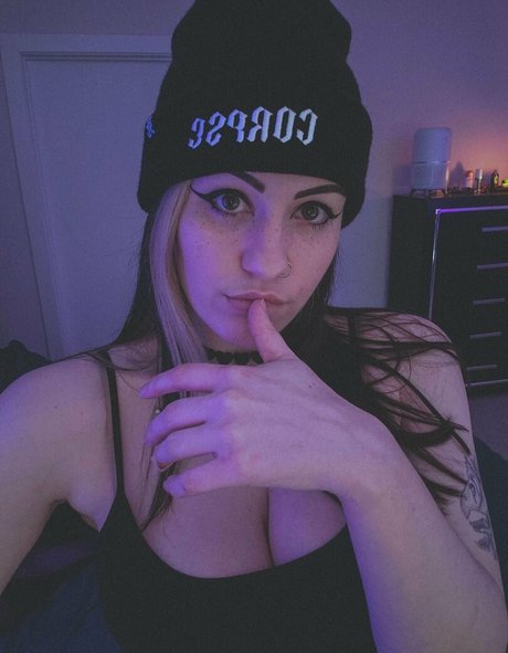 ConcealedBones porn model pictures
