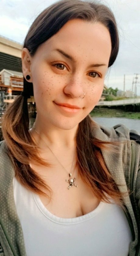 ConcealedBones modelo caliente imágenes