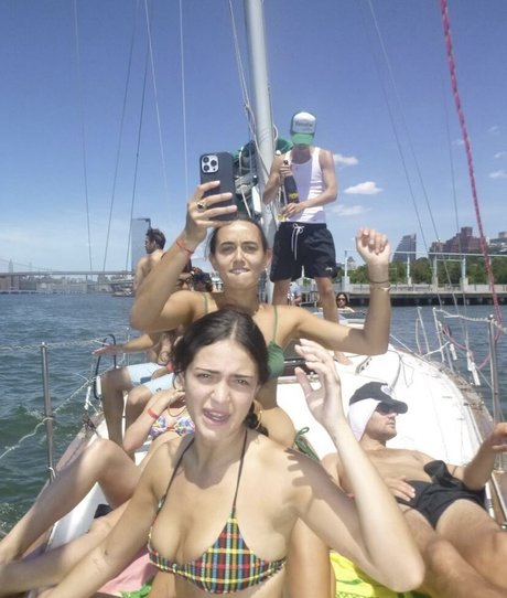 Luna Blaise modelo desnuda archivo