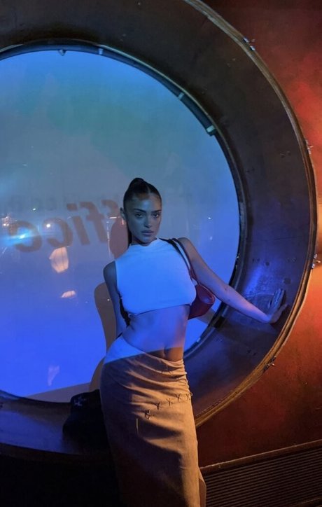 Luna Blaise modelo gratis imágenes