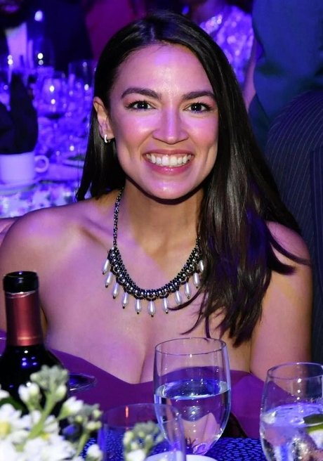 Alexandria Ocasio Cortez pretty star picture