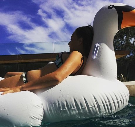 Alanna Pow modelo xxx foto