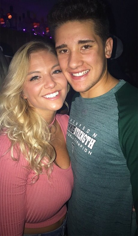 McKenna DeMoe actrice de nus photos