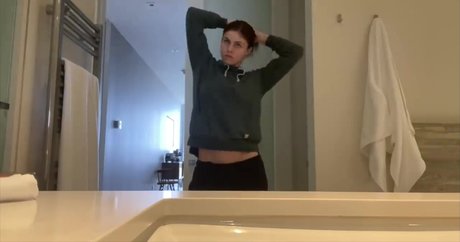 petite brune onlyfans haut de gamme photo