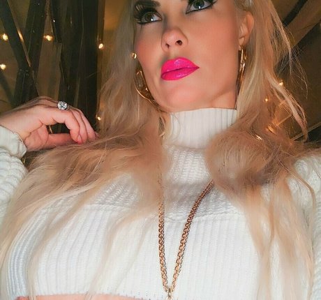 Nicole Coco Austin star du porno chaude image