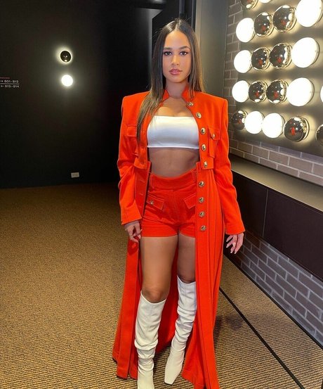 Emily Tosta star du porno en haute qualité photos