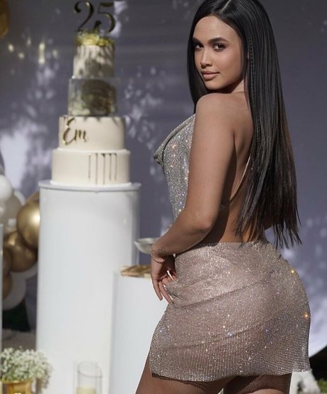 Emily Tosta estrella desnuda galería