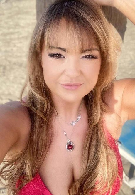 Danielle Nicholls star sexy photo