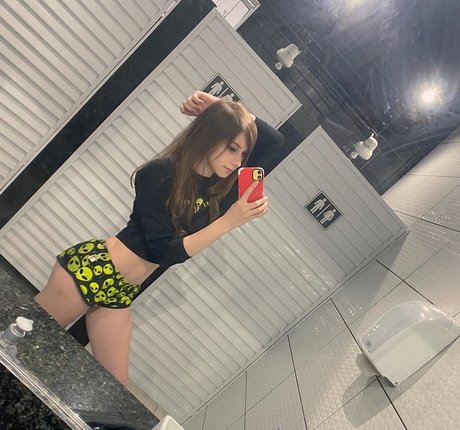 Sayuri Mattar modelo desnuda imagen