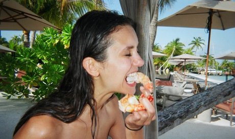 Nina Dobrev star du porno en haute qualité photos