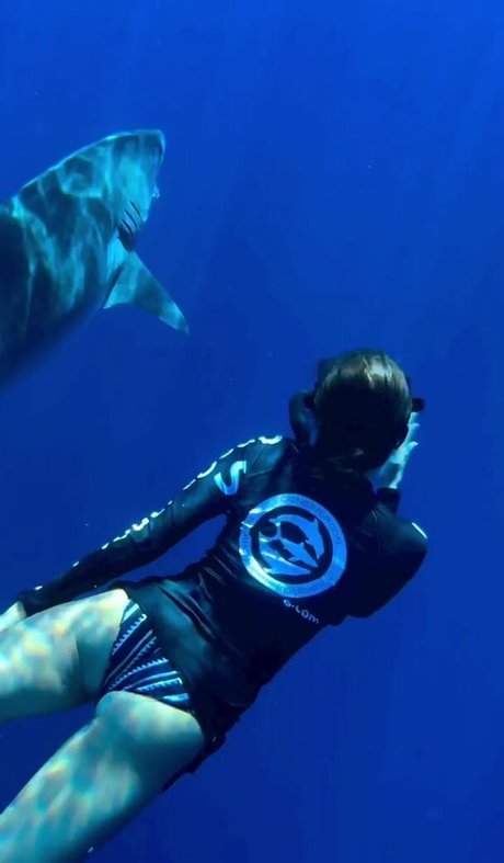 Nina Dobrev étoile sexy galerie