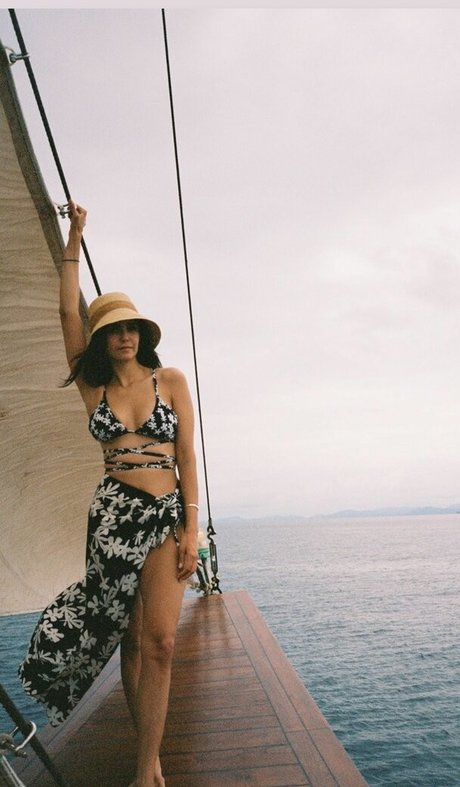 Nina Dobrev meilleur modèle images